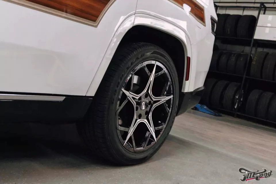 Фирменный шиномонтаж с адаптацией и балансировкой на стендах Hunter для Jeep Grand Wagoneer. Собираем новый комплект!